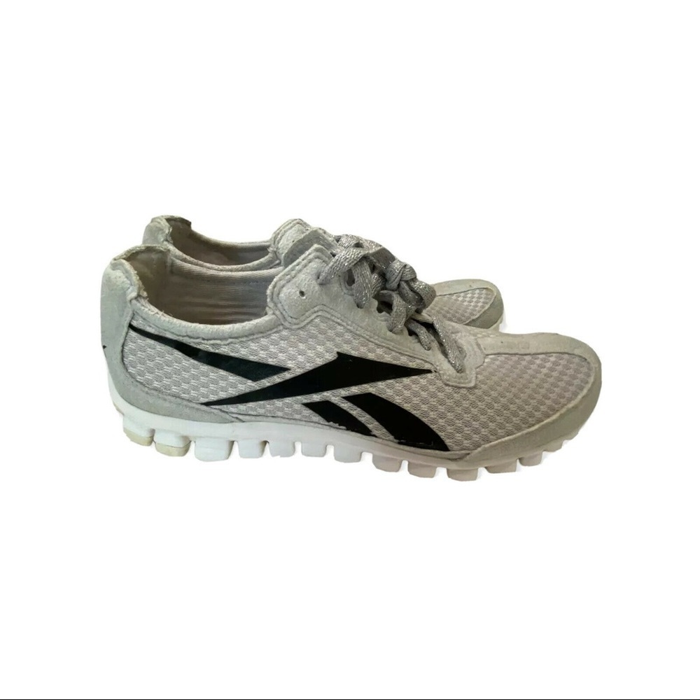Reebok Mens Gray Black Running Shoes Sneakers Sz 8.
4255 / B1